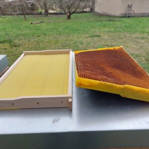 Zkroucený plastový rámek