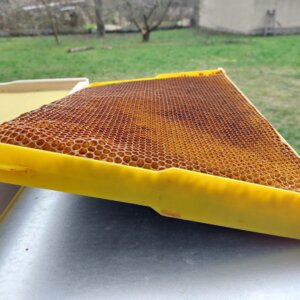 Zkroucený plastový rámek, druhá strana