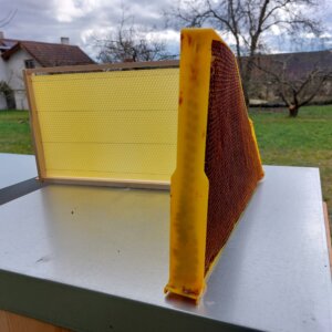 Zkroucený plastový rámek